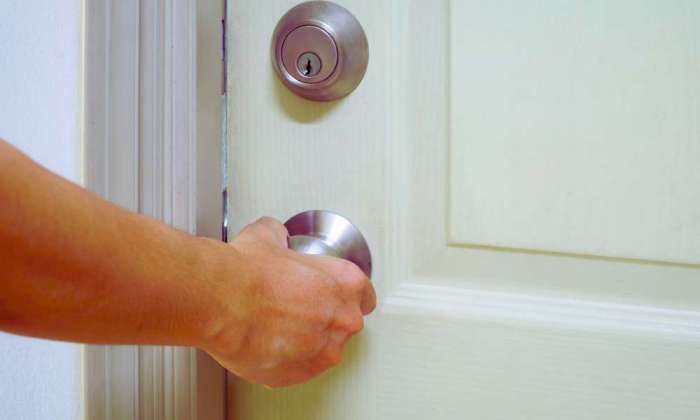 Lock wikihow door open